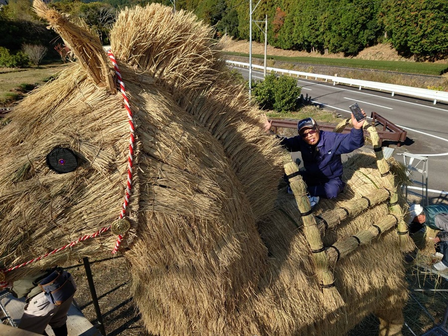 先に作っておいた鞍を馬の背中に載せ、形を整えます
